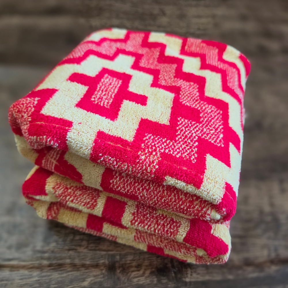 VINTAGE Geometric Hand Towel ‎ 19x29 Red Cream Southwestern Fringe